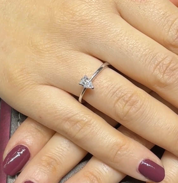 0.30 Karat Doğal Elmas Damla Kesim Nişan Yüzüğü